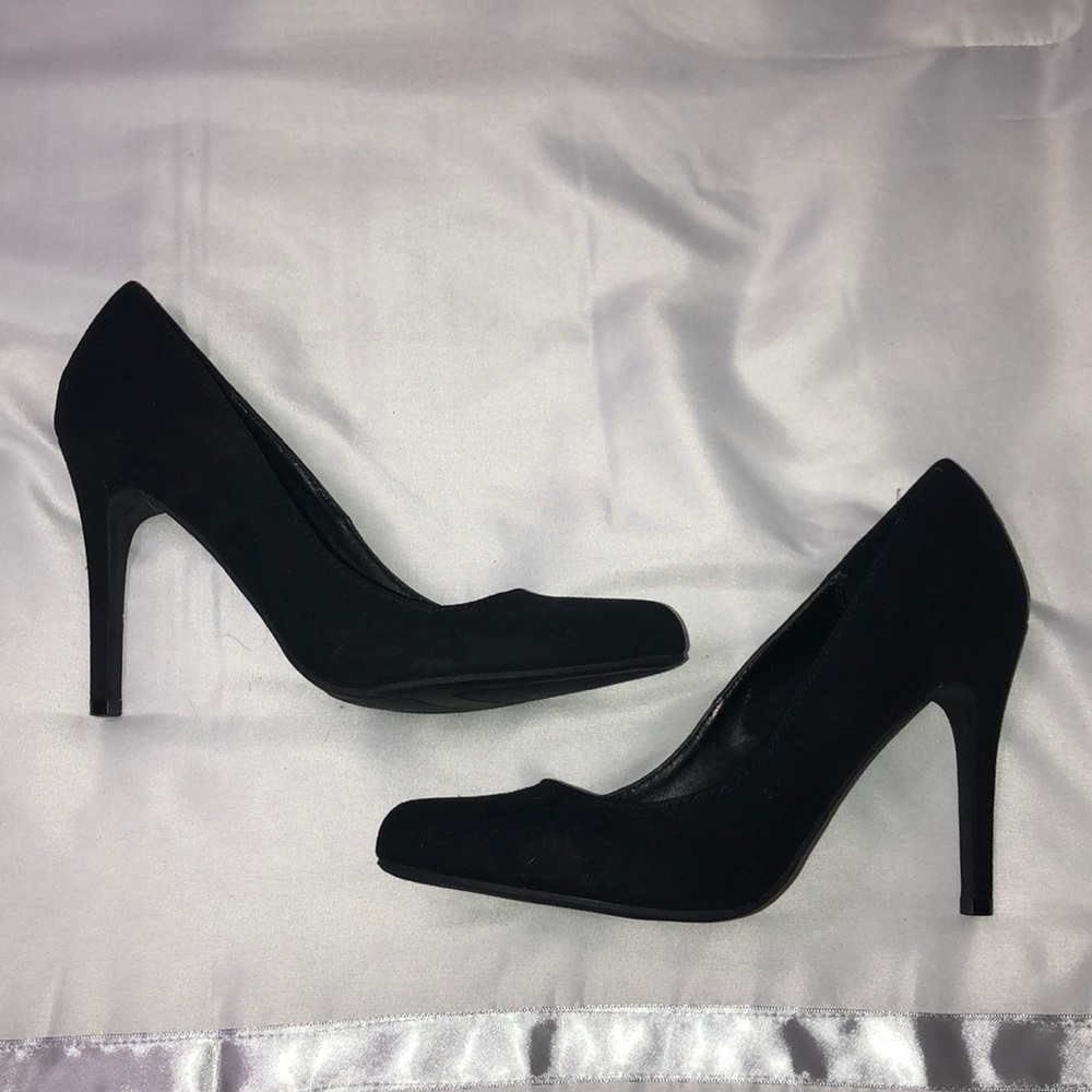 Black suede Lauren Conrad Pumps